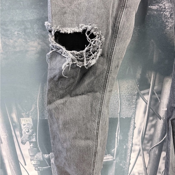 American Eagle Black distressed 8 long strigid mom jean - Picture 2 of 15